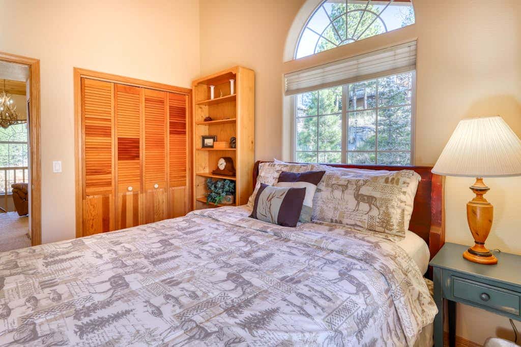 Dog-friendly chalet with amazing lake views & pool access - near lake & slopes