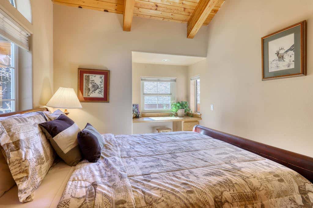 Dog-friendly chalet with amazing lake views & pool access - near lake & slopes