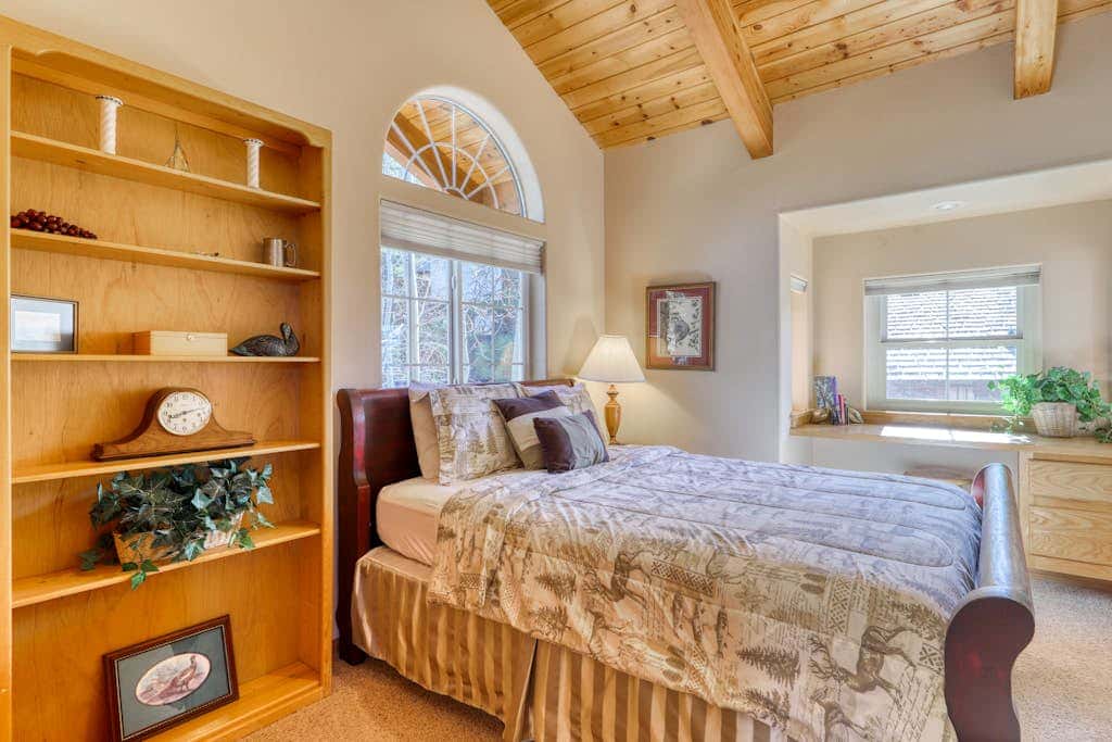 Dog-friendly chalet with amazing lake views & pool access - near lake & slopes