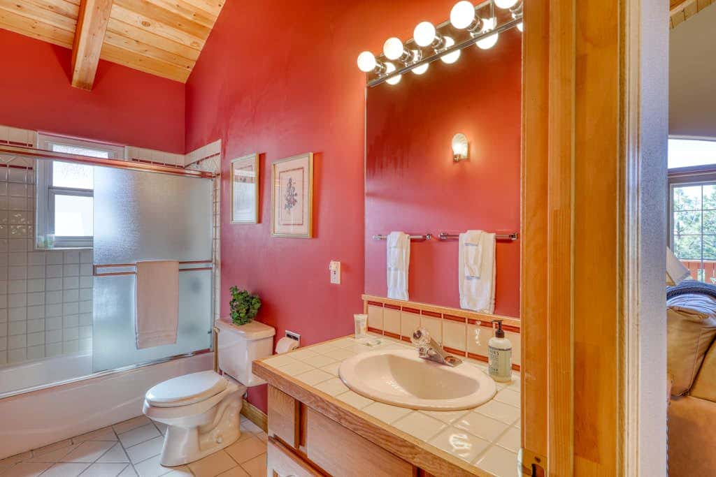 Dog-friendly chalet with amazing lake views & pool access - near lake & slopes