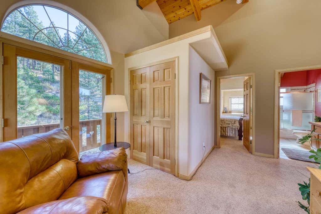 Dog-friendly chalet with amazing lake views & pool access - near lake & slopes