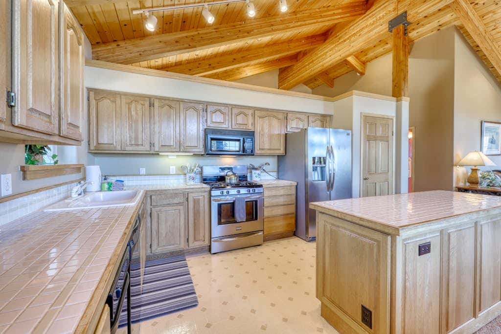 Dog-friendly chalet with amazing lake views & pool access - near lake & slopes