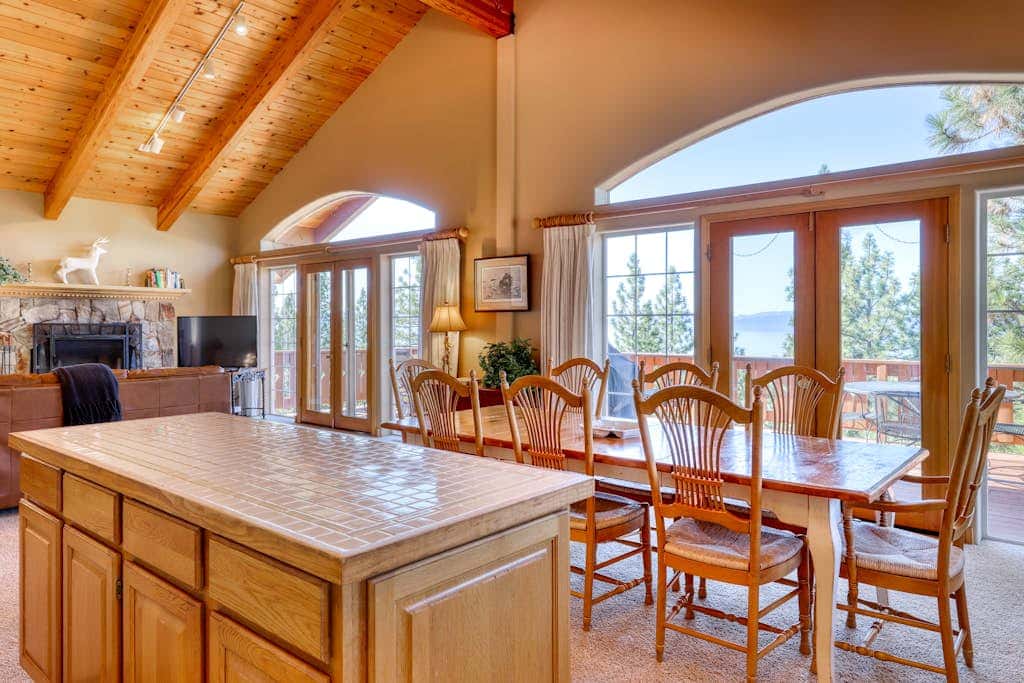Dog-friendly chalet with amazing lake views & pool access - near lake & slopes
