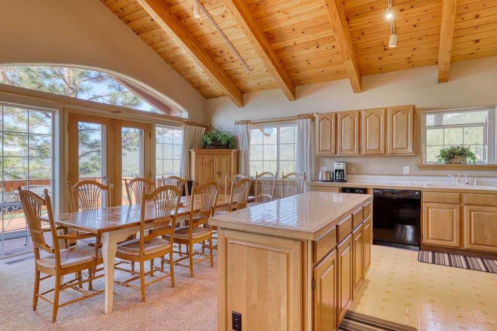 Dog-friendly chalet with amazing lake views & pool access - near lake & slopes