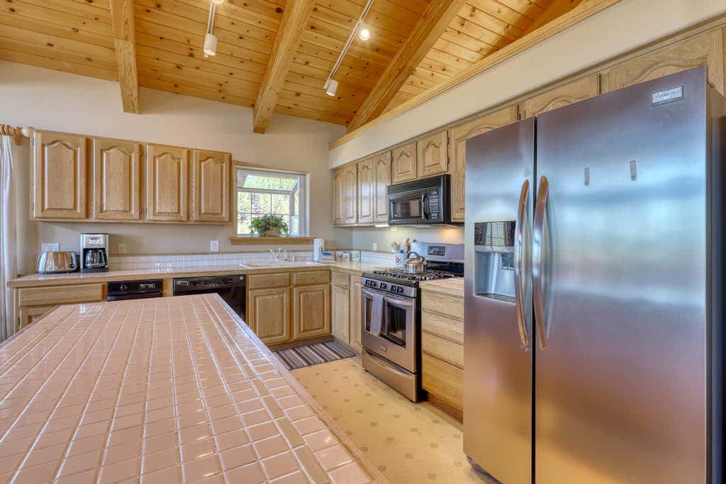 Dog-friendly chalet with amazing lake views & pool access - near lake & slopes