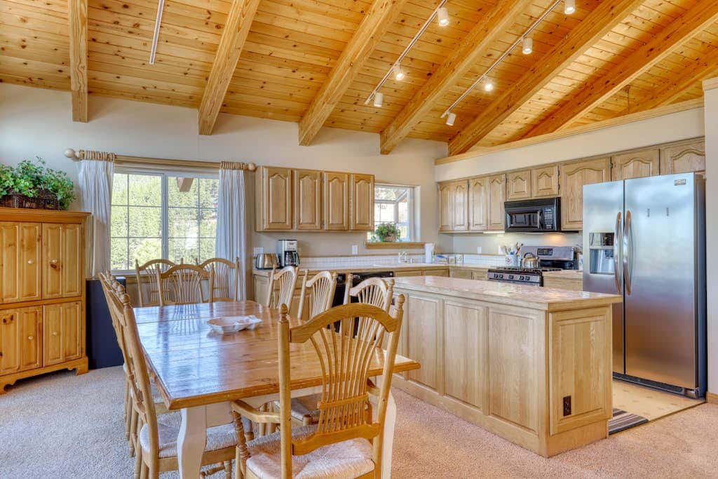 Dog-friendly chalet with amazing lake views & pool access - near lake & slopes