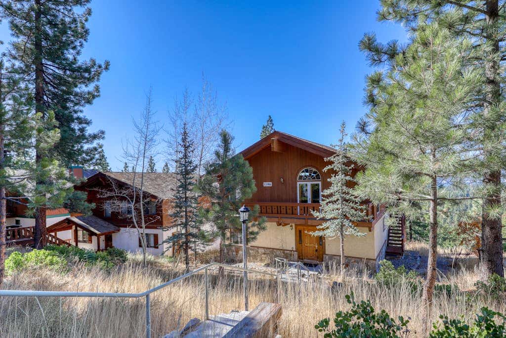 Dog-friendly chalet with amazing lake views & pool access - near lake & slopes