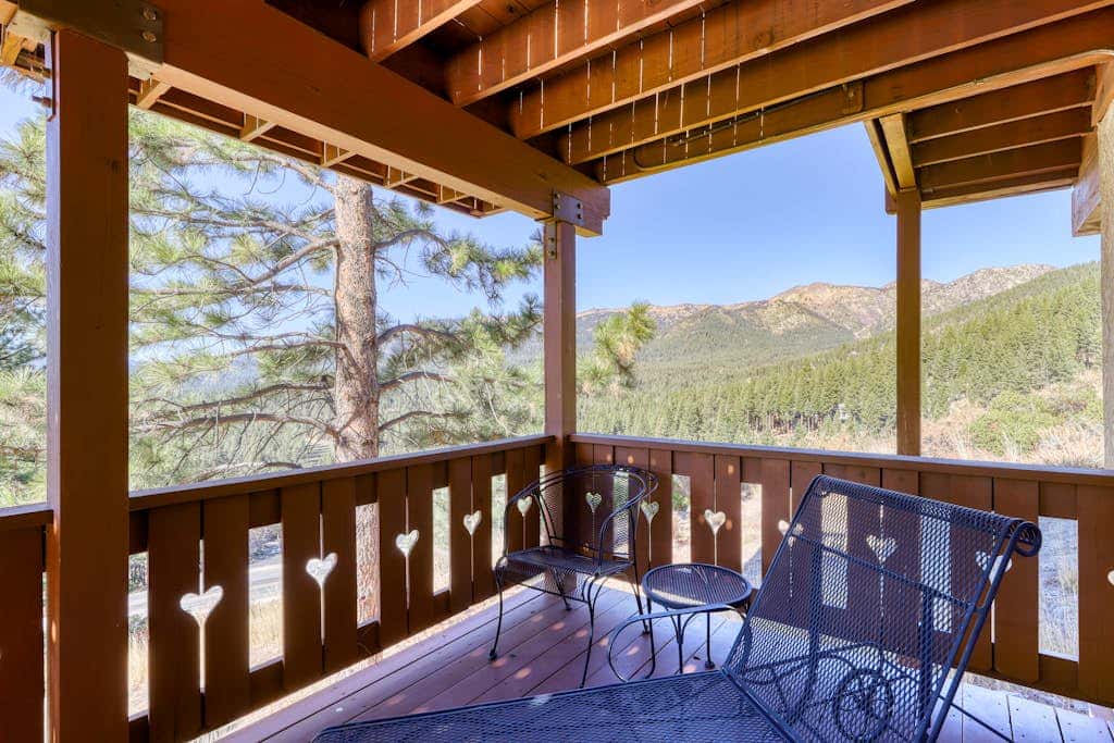 Dog-friendly chalet with amazing lake views & pool access - near lake & slopes
