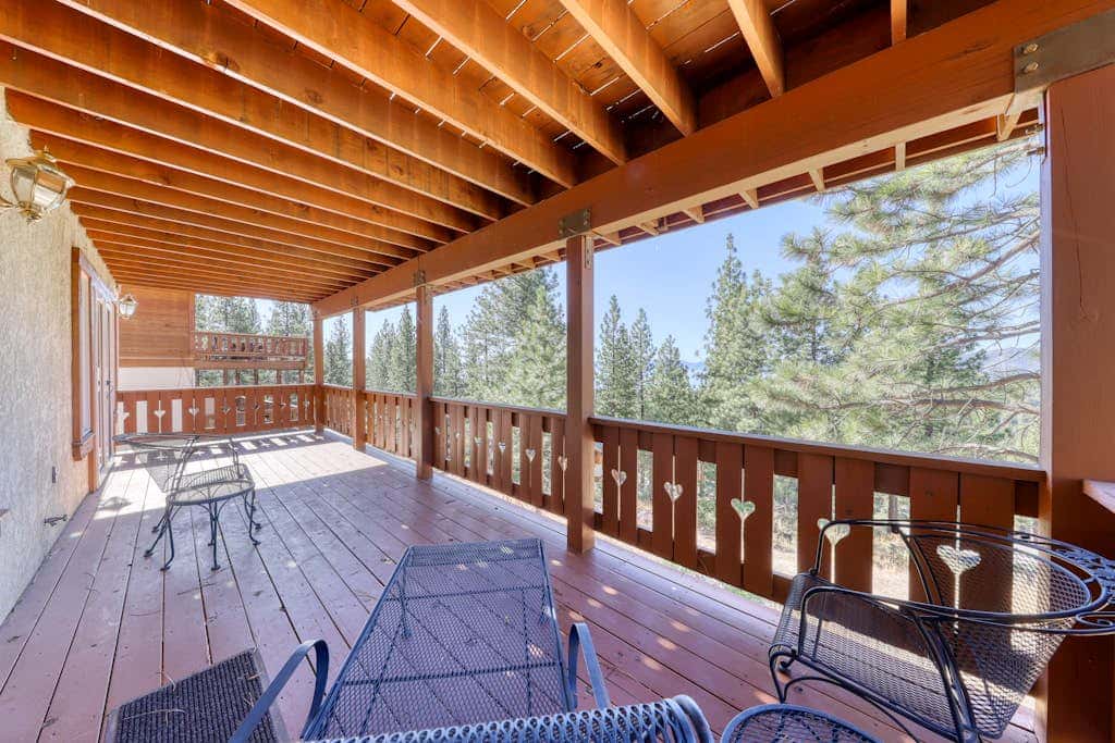 Dog-friendly chalet with amazing lake views & pool access - near lake & slopes