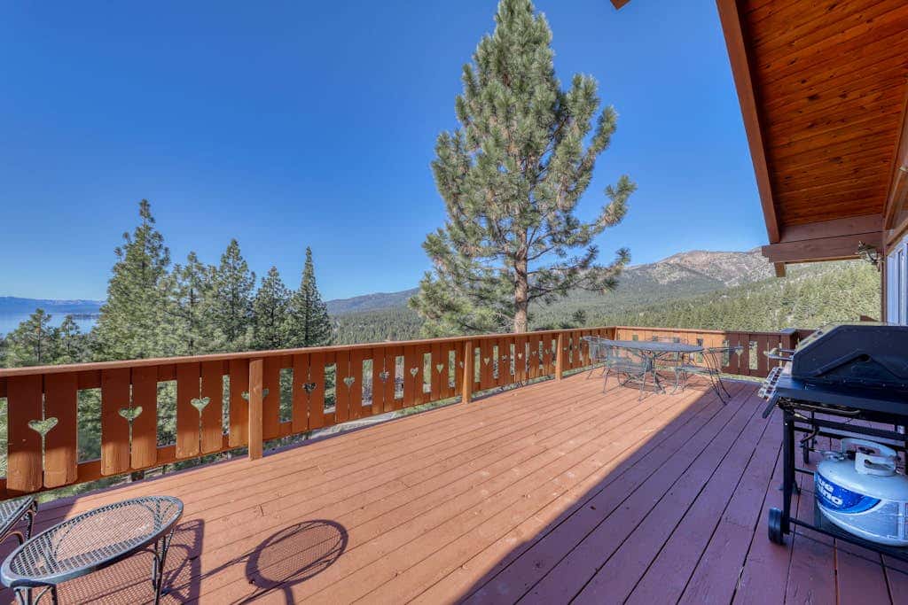Dog-friendly chalet with amazing lake views & pool access - near lake & slopes