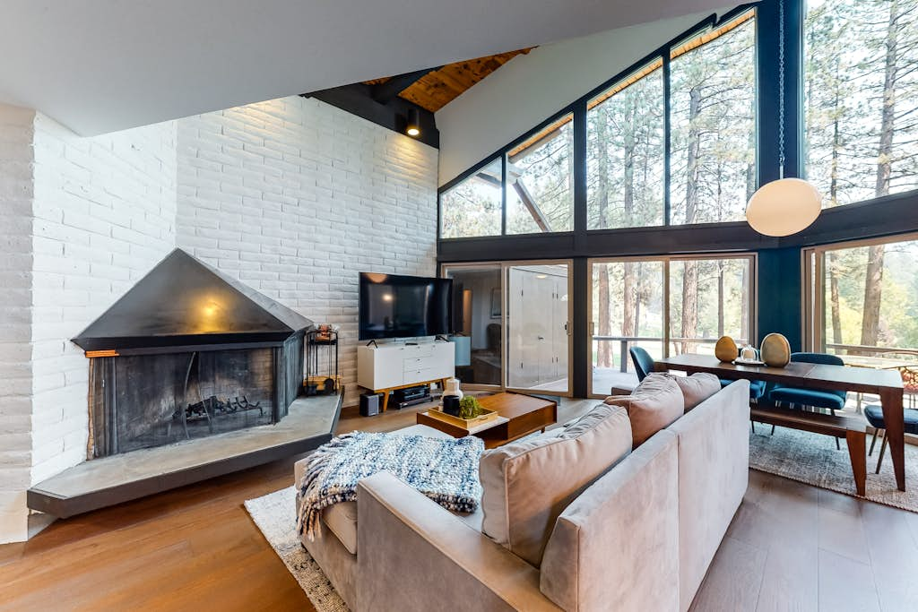 Family-friendly, three-story townhouse with a furnished deck - close to the lake