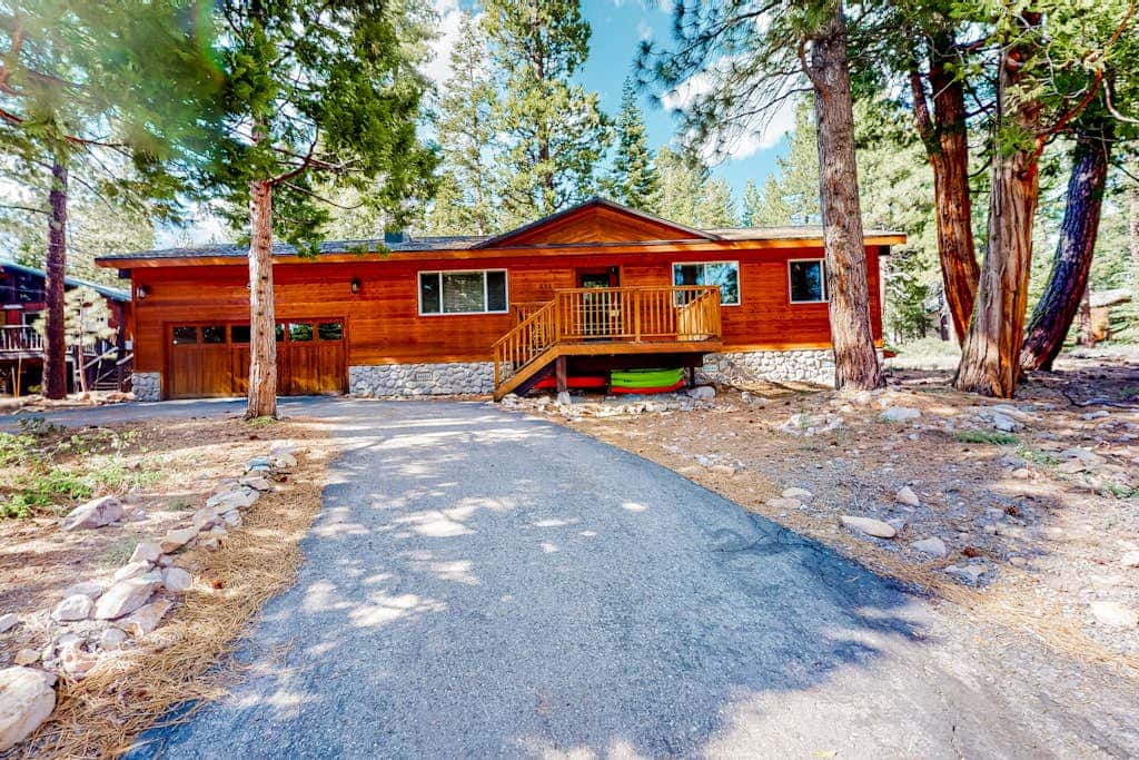 Relaxing house with WiFi, gas fireplace, & washer&dryer