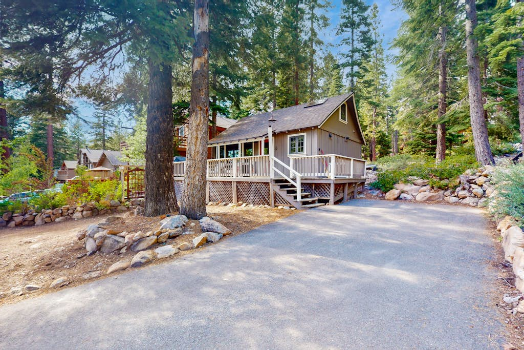 Cute cabin with spacious porch, walk to beach & dining, central to ski resorts