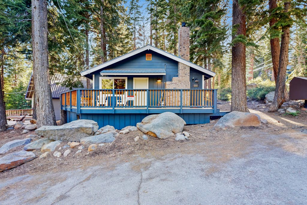 All-season cabin with wraparound deck - quick walk to the beach
