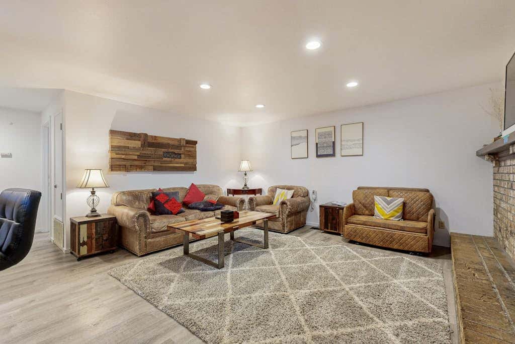 All-season cabin with wraparound deck - quick walk to the beach