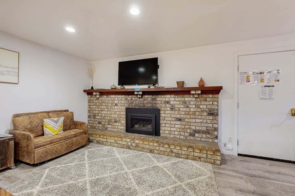 All-season cabin with wraparound deck - quick walk to the beach