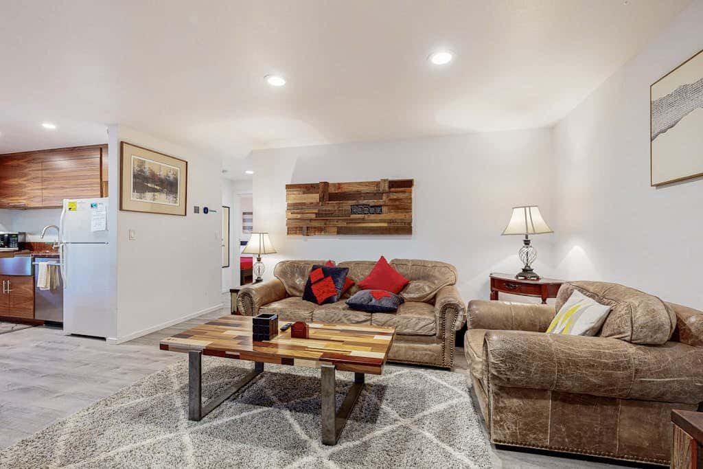All-season cabin with wraparound deck - quick walk to the beach