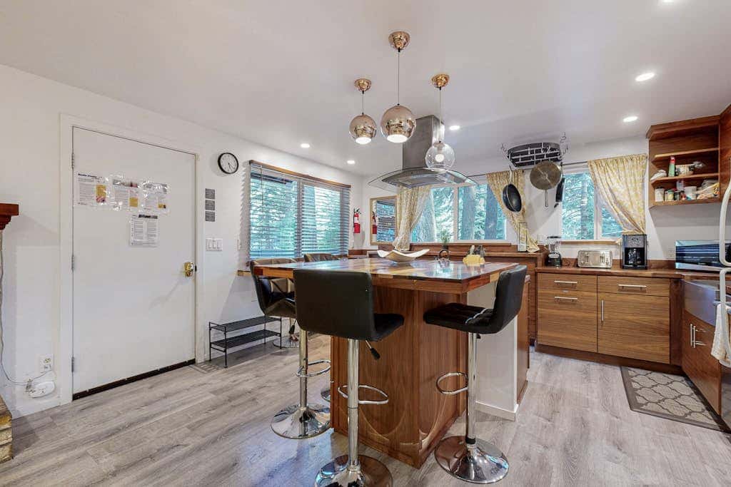All-season cabin with wraparound deck - quick walk to the beach