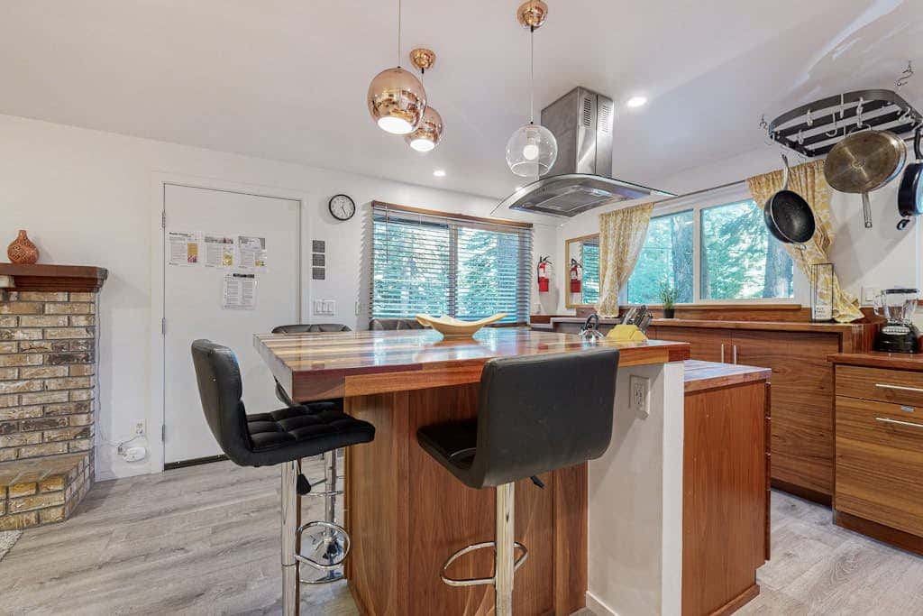 All-season cabin with wraparound deck - quick walk to the beach