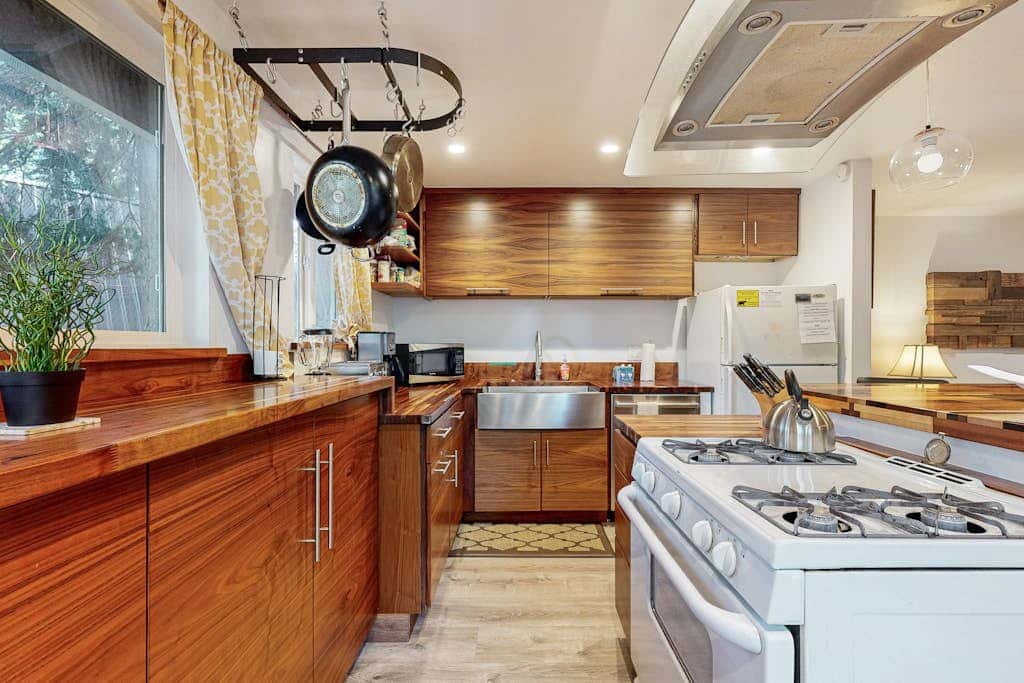 All-season cabin with wraparound deck - quick walk to the beach