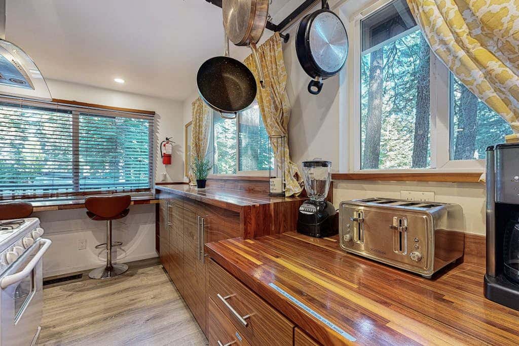 All-season cabin with wraparound deck - quick walk to the beach