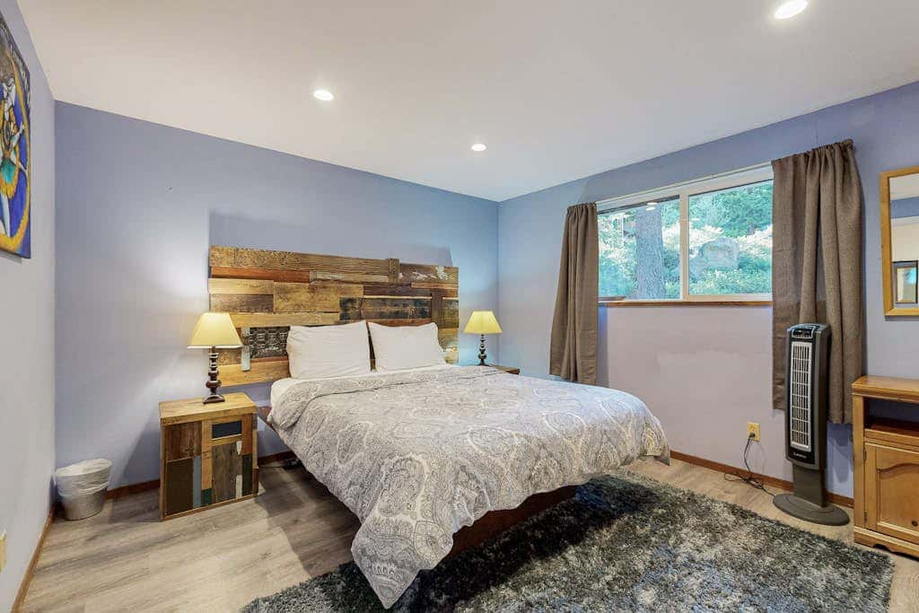 All-season cabin with wraparound deck - quick walk to the beach