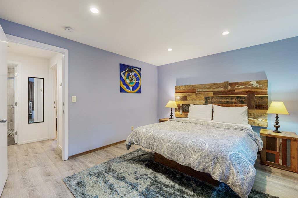All-season cabin with wraparound deck - quick walk to the beach