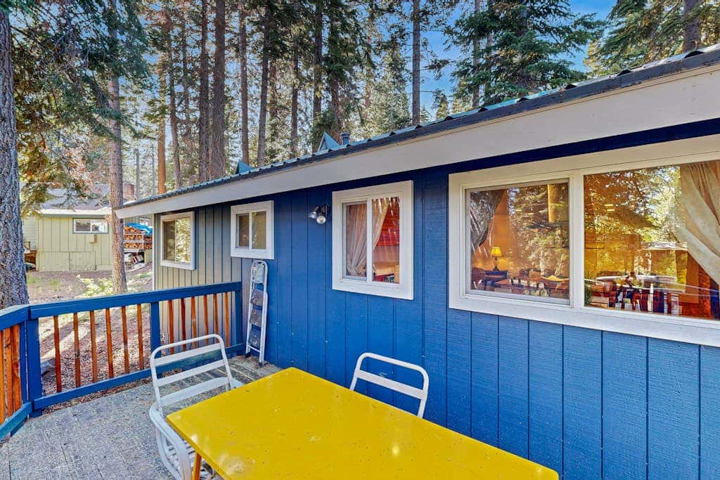 All-season cabin with wraparound deck - quick walk to the beach
