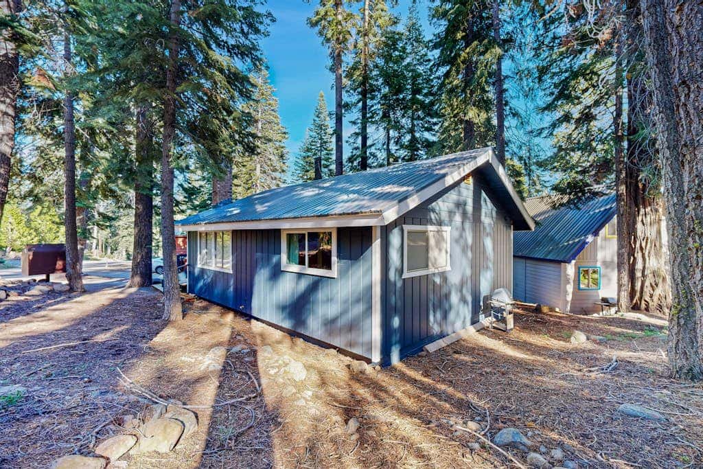 All-season cabin with wraparound deck - quick walk to the beach