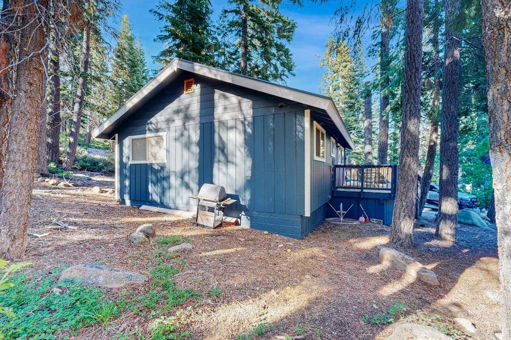 All-season cabin with wraparound deck - quick walk to the beach