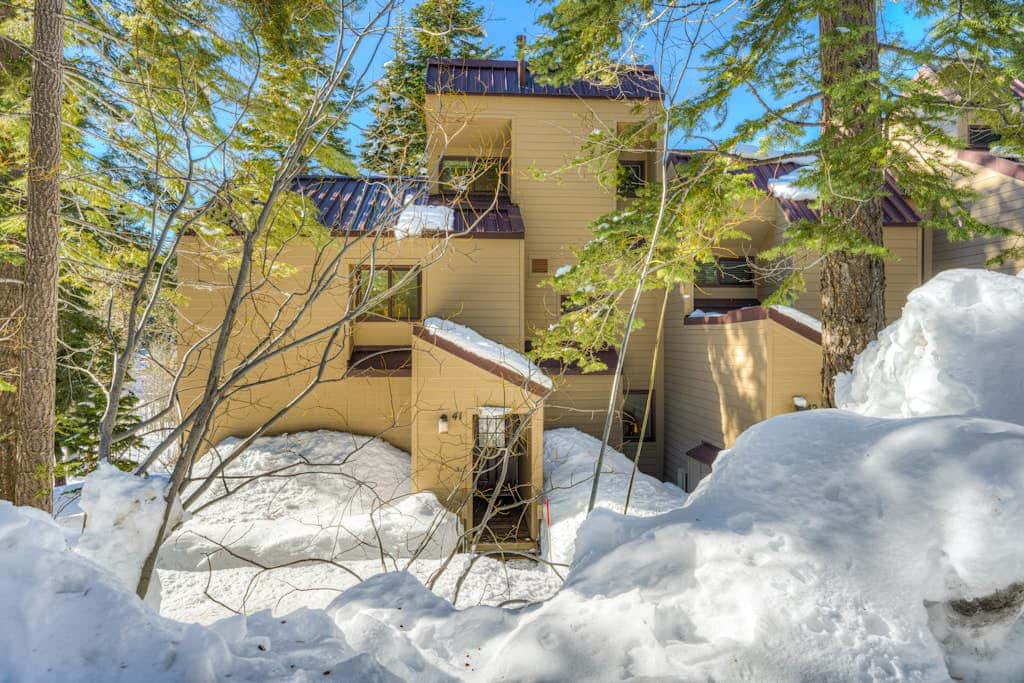 Charming Condo with Shared Hot Tub, Pool, Resort Amenities - Close to Ski & Beach
