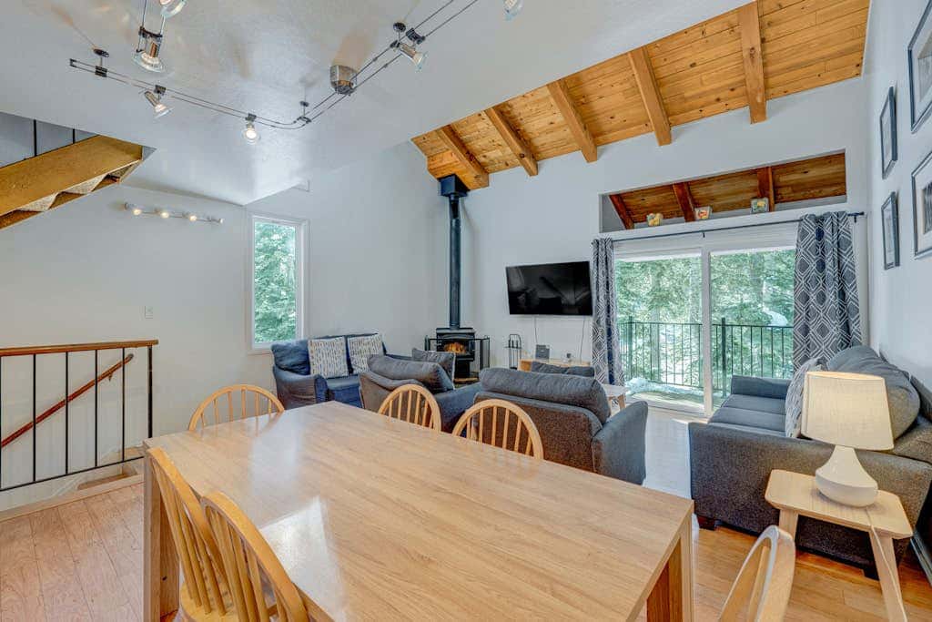 Charming Condo with Shared Hot Tub, Pool, Resort Amenities - Close to Ski & Beach