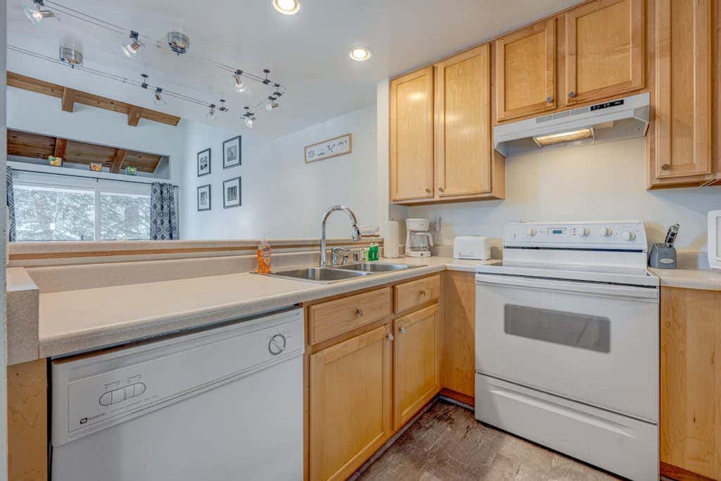 Charming Condo with Shared Hot Tub, Pool, Resort Amenities - Close to Ski & Beach