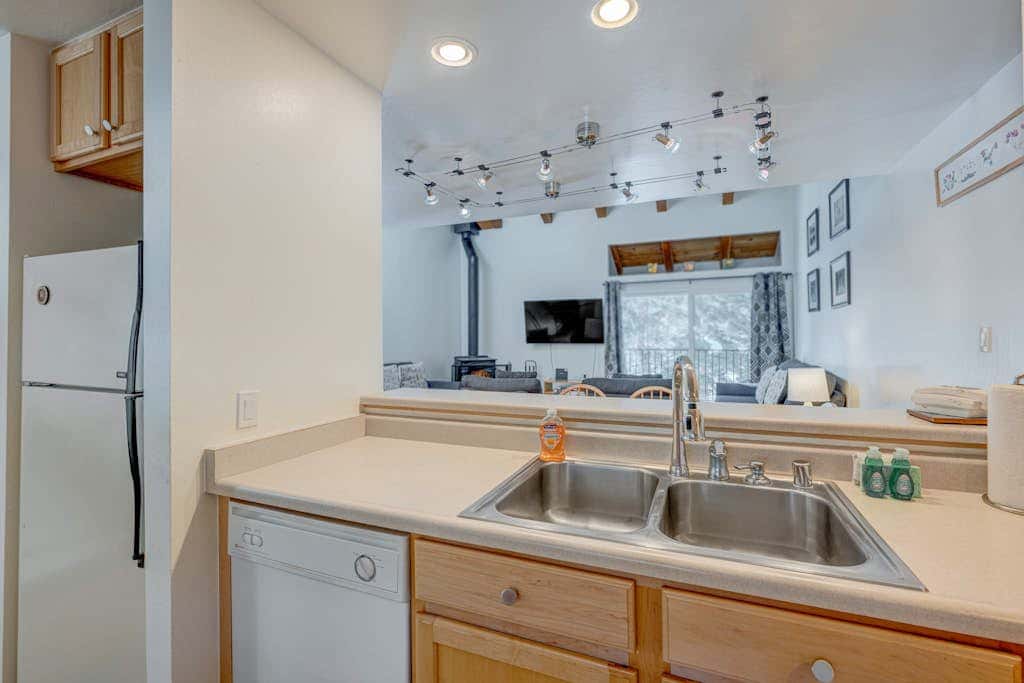Charming Condo with Shared Hot Tub, Pool, Resort Amenities - Close to Ski & Beach