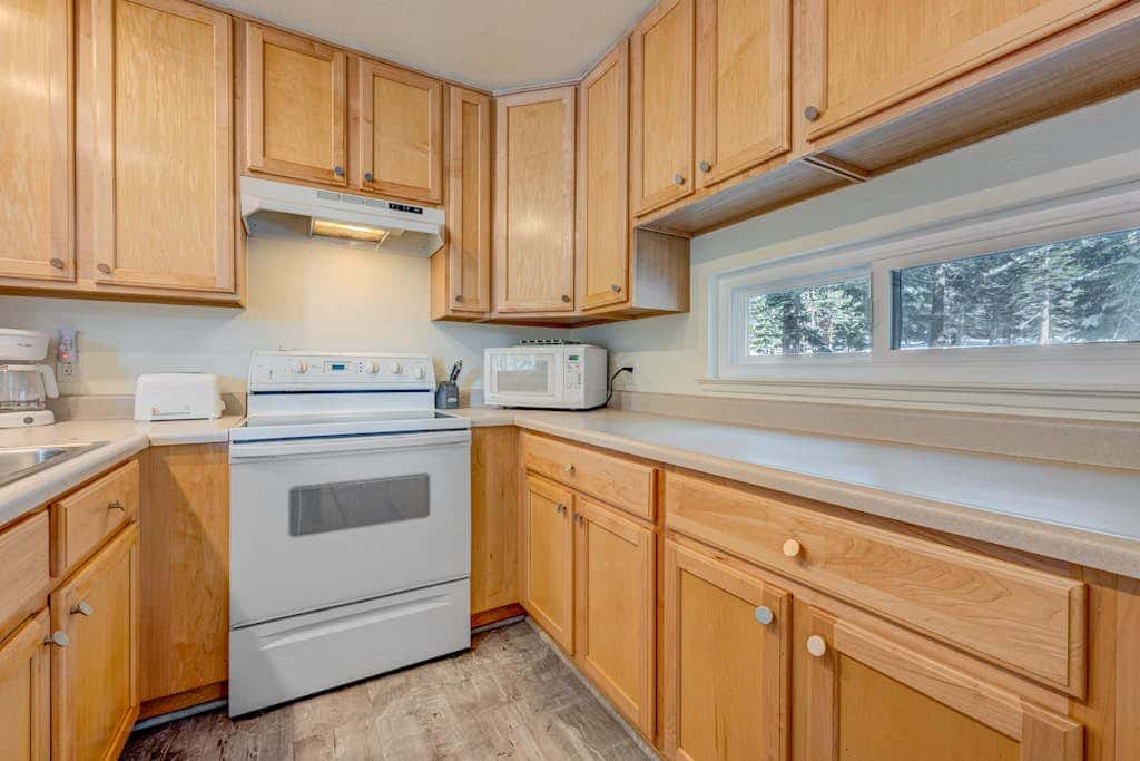 Charming Condo with Shared Hot Tub, Pool, Resort Amenities - Close to Ski & Beach