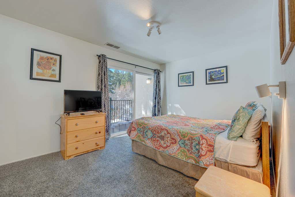 Charming Condo with Shared Hot Tub, Pool, Resort Amenities - Close to Ski & Beach