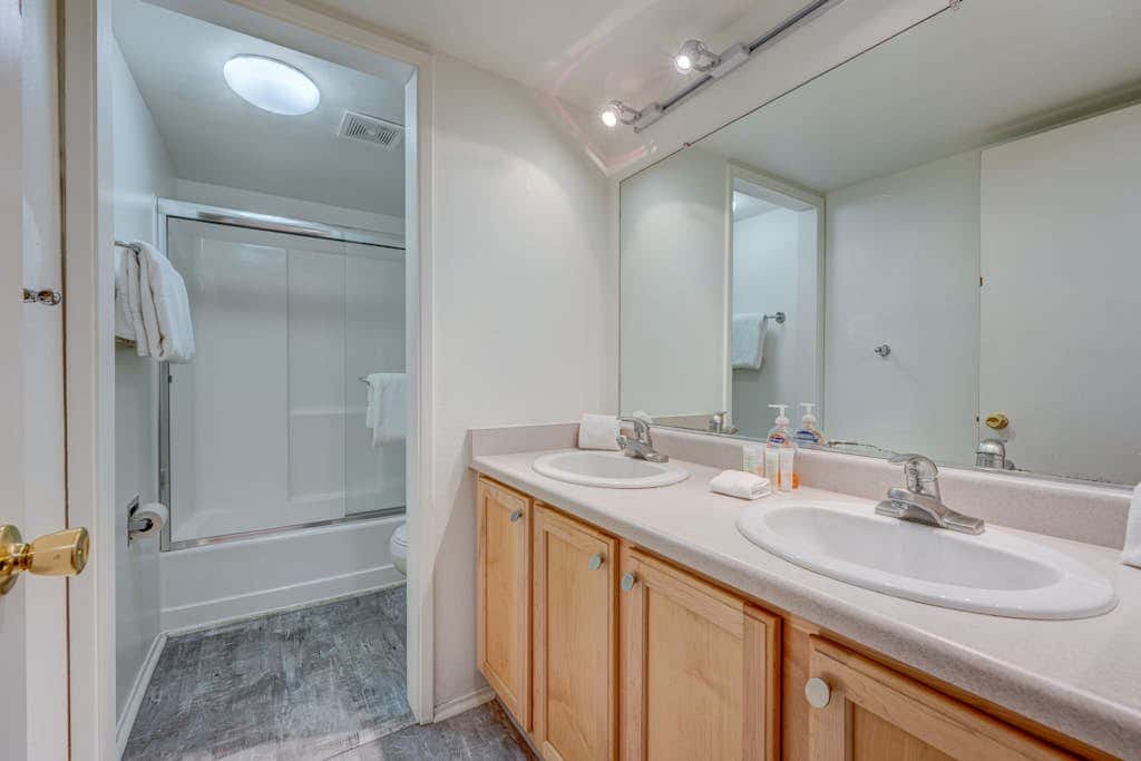 Charming Condo with Shared Hot Tub, Pool, Resort Amenities - Close to Ski & Beach