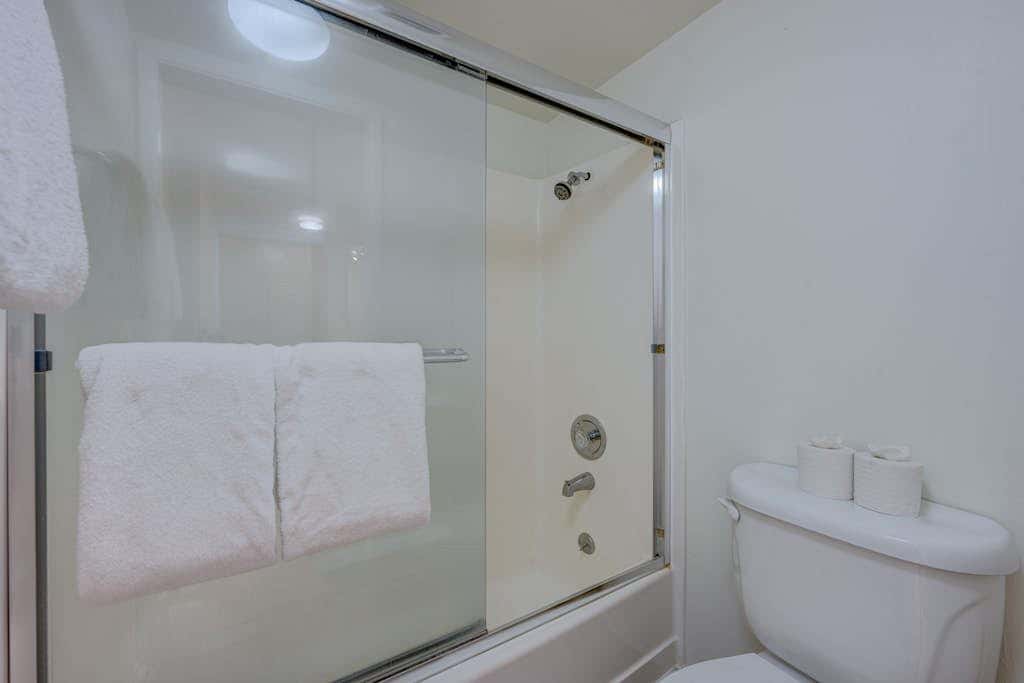 Charming Condo with Shared Hot Tub, Pool, Resort Amenities - Close to Ski & Beach