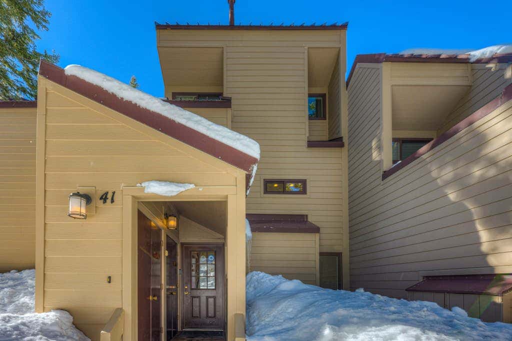 Charming Condo with Shared Hot Tub, Pool, Resort Amenities - Close to Ski & Beach