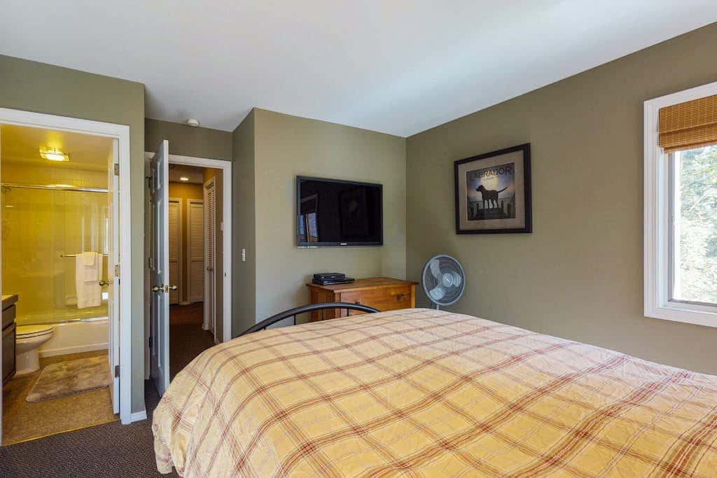 Stylish Townhome with Deck & Shared Hot Tub - Walk to Beaches, Near Skiing