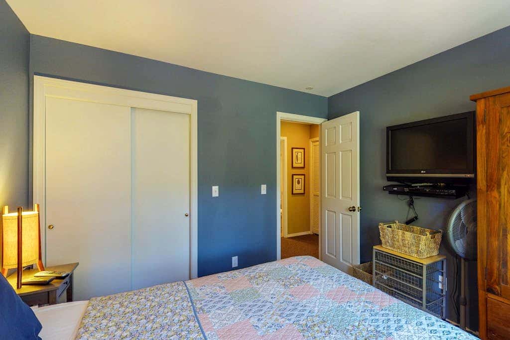 Stylish Townhome with Deck & Shared Hot Tub - Walk to Beaches, Near Skiing