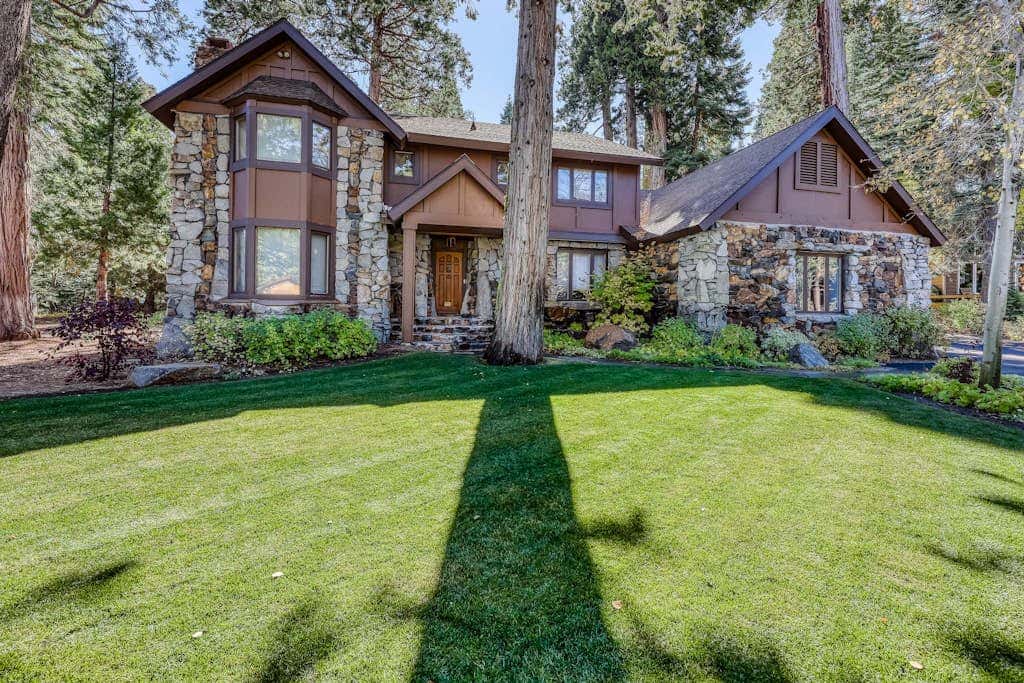 Family-friendly home with a beautiful yard & deck - close to the lake & ski slopes
