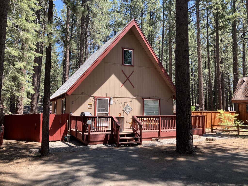 All-season, dog-friendly cabin with fireplace & deck - near Heavenly & beach