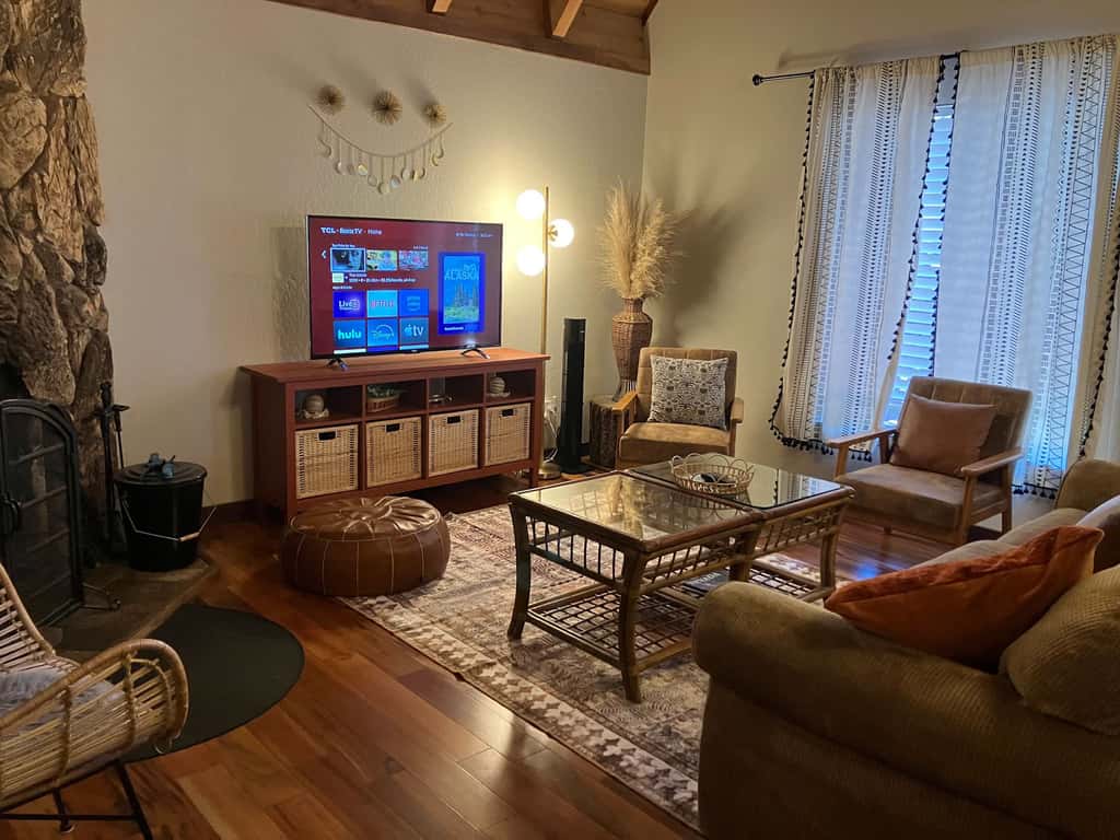 All-season, dog-friendly cabin with fireplace & deck - near Heavenly & beach