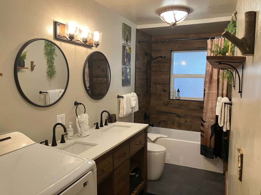 All-season, dog-friendly cabin with fireplace & deck - near Heavenly & beach
