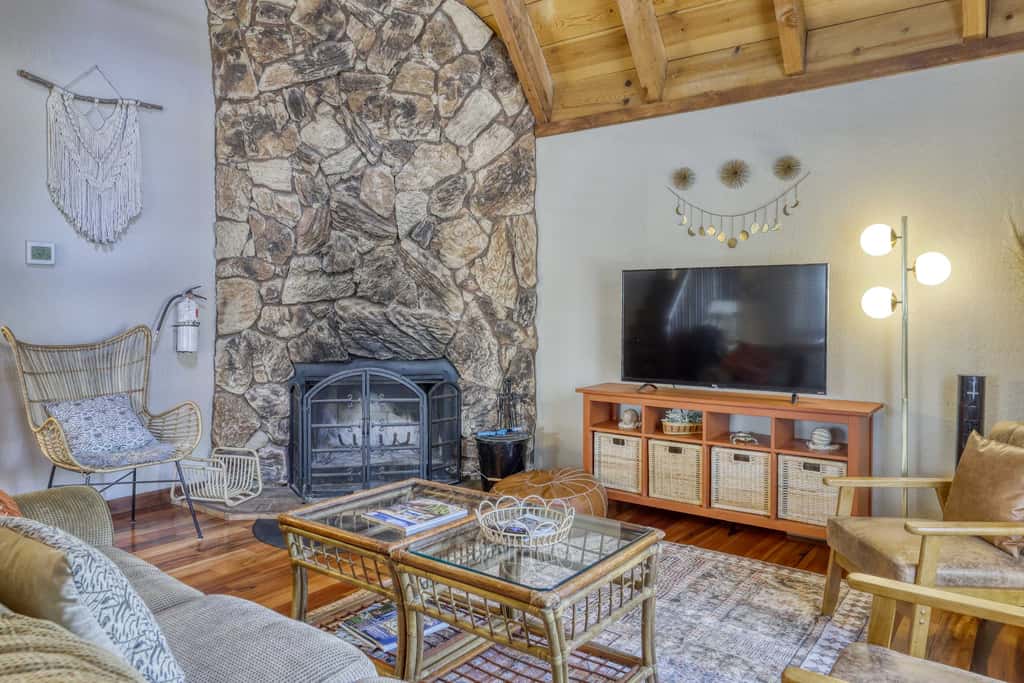 All-season, dog-friendly cabin with fireplace & deck - near Heavenly & beach