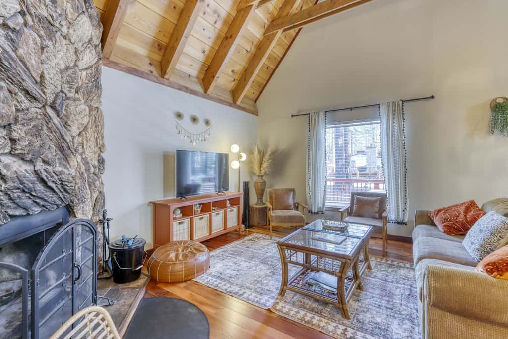 All-season, dog-friendly cabin with fireplace & deck - near Heavenly & beach