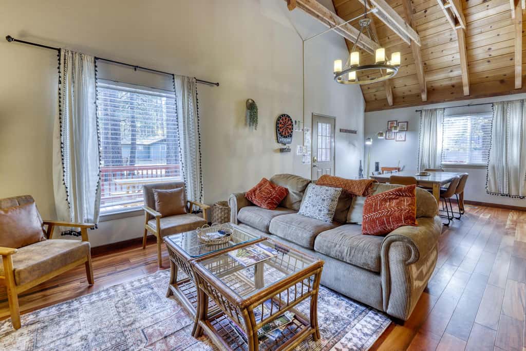 All-season, dog-friendly cabin with fireplace & deck - near Heavenly & beach