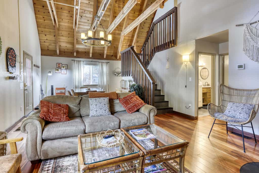 All-season, dog-friendly cabin with fireplace & deck - near Heavenly & beach
