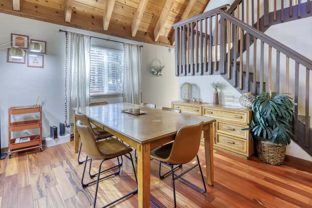 All-season, dog-friendly cabin with fireplace & deck - near Heavenly & beach